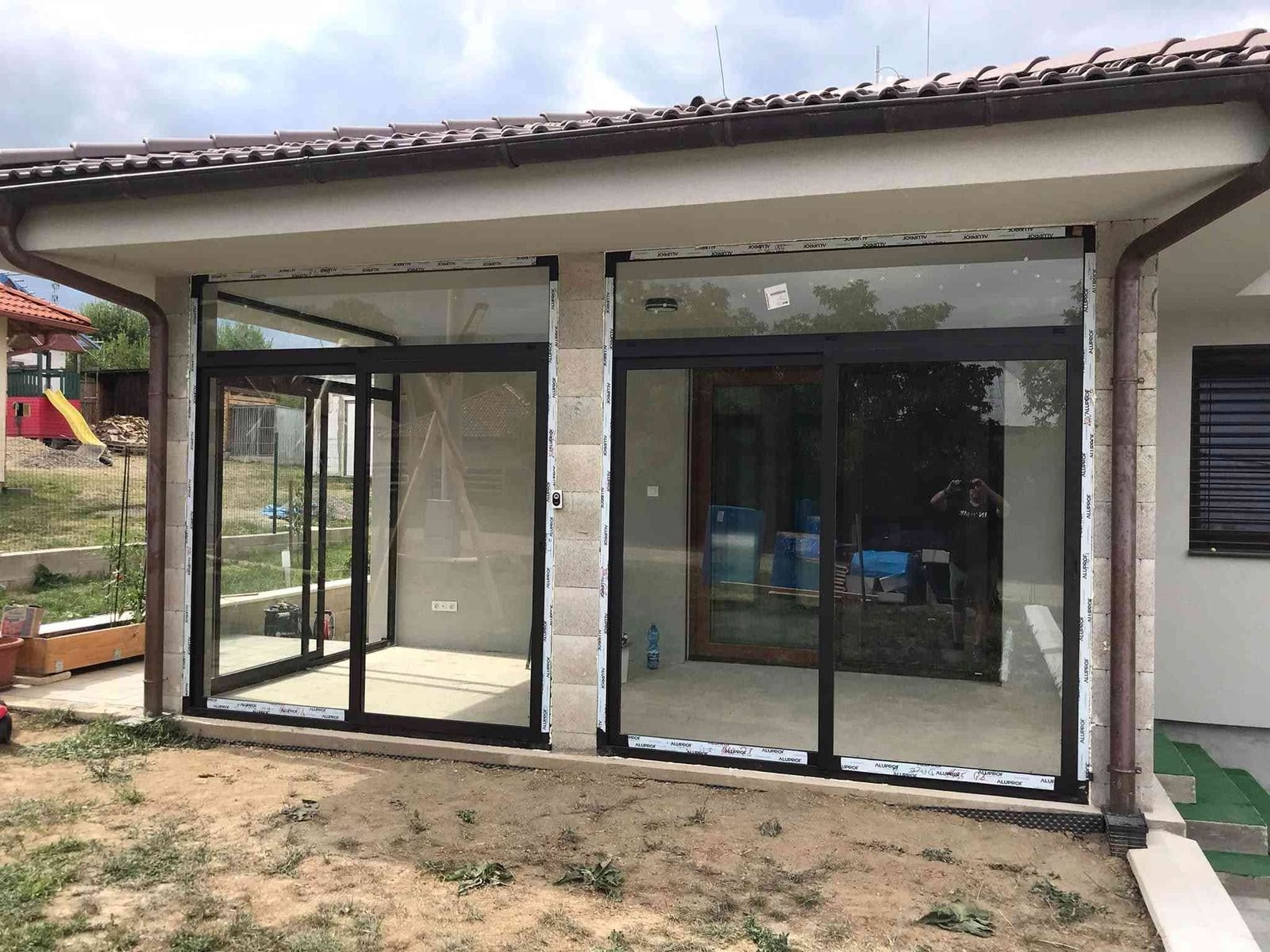 Presklená terasa rodinného domu z pohľadu záhrady