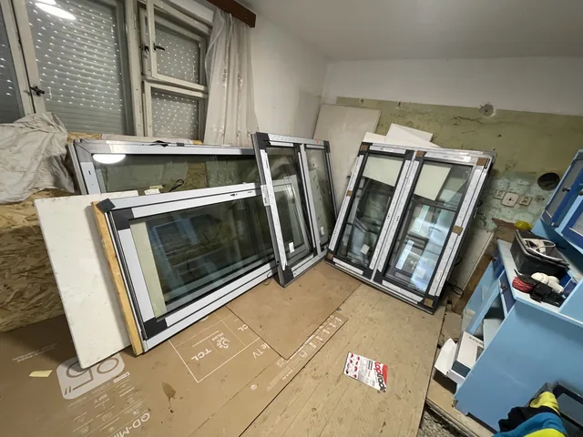 Okná pre rekonštrukciu Dušanovho domu uložené v interiéri po doručení
